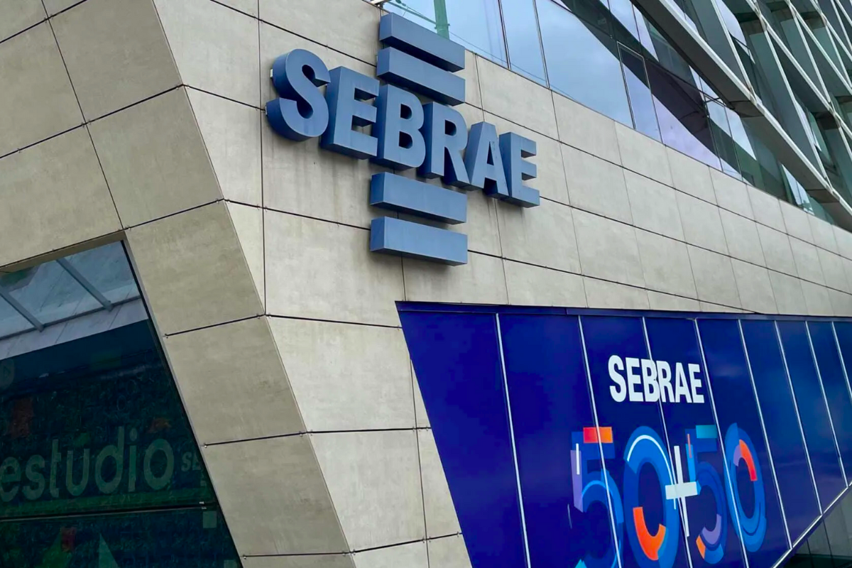 Desenvolvedores da Bertholdo analisando código PHP durante atualização tecnológica da plataforma do Sebrae